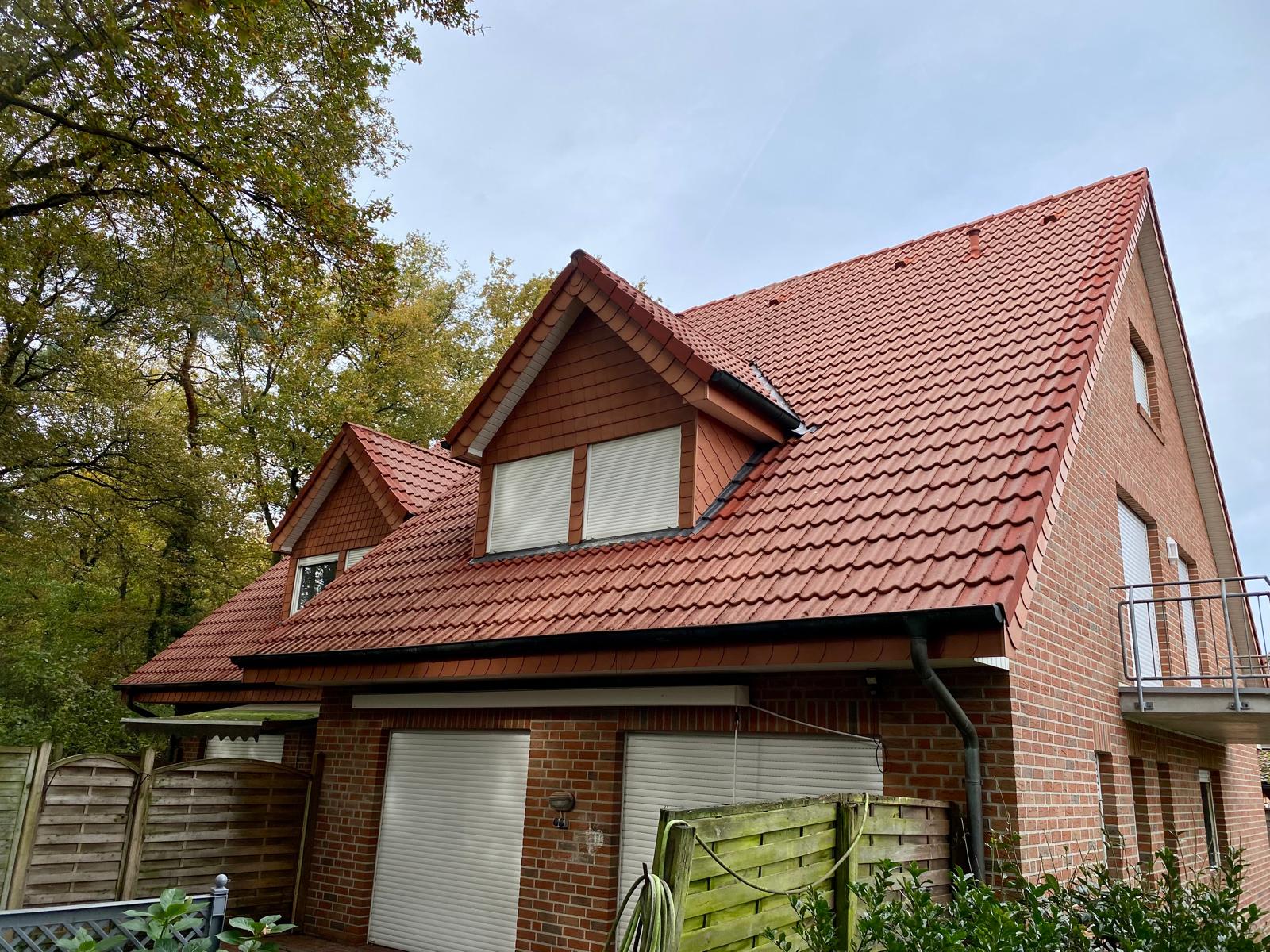 Dachreinigung Ibbenb&uuml;ren Nachher: Sauberes und gesch&uuml;tztes Dach.